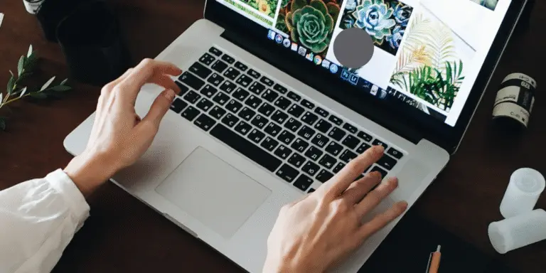 alt="marketing digitale pour maman d'enfant autiste – mains tapant sur un ordinateur"