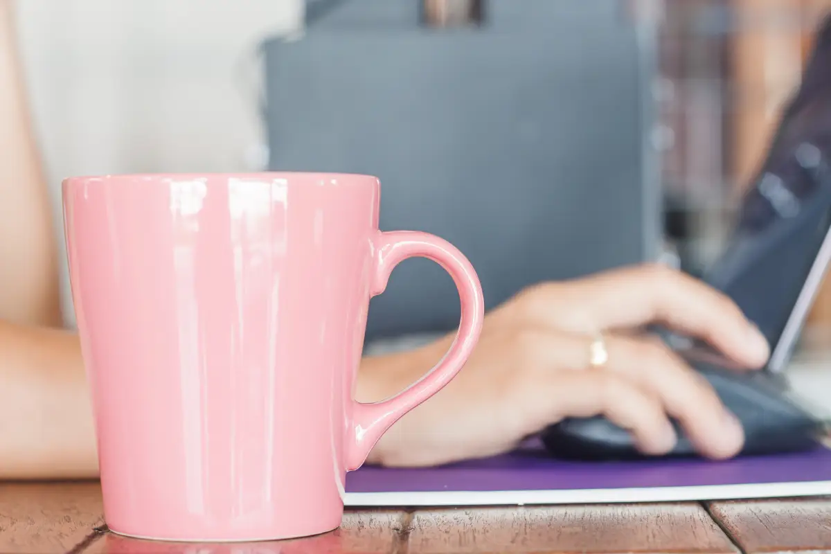 alt="S’organiser maman entrepreneure avec carnet et café"