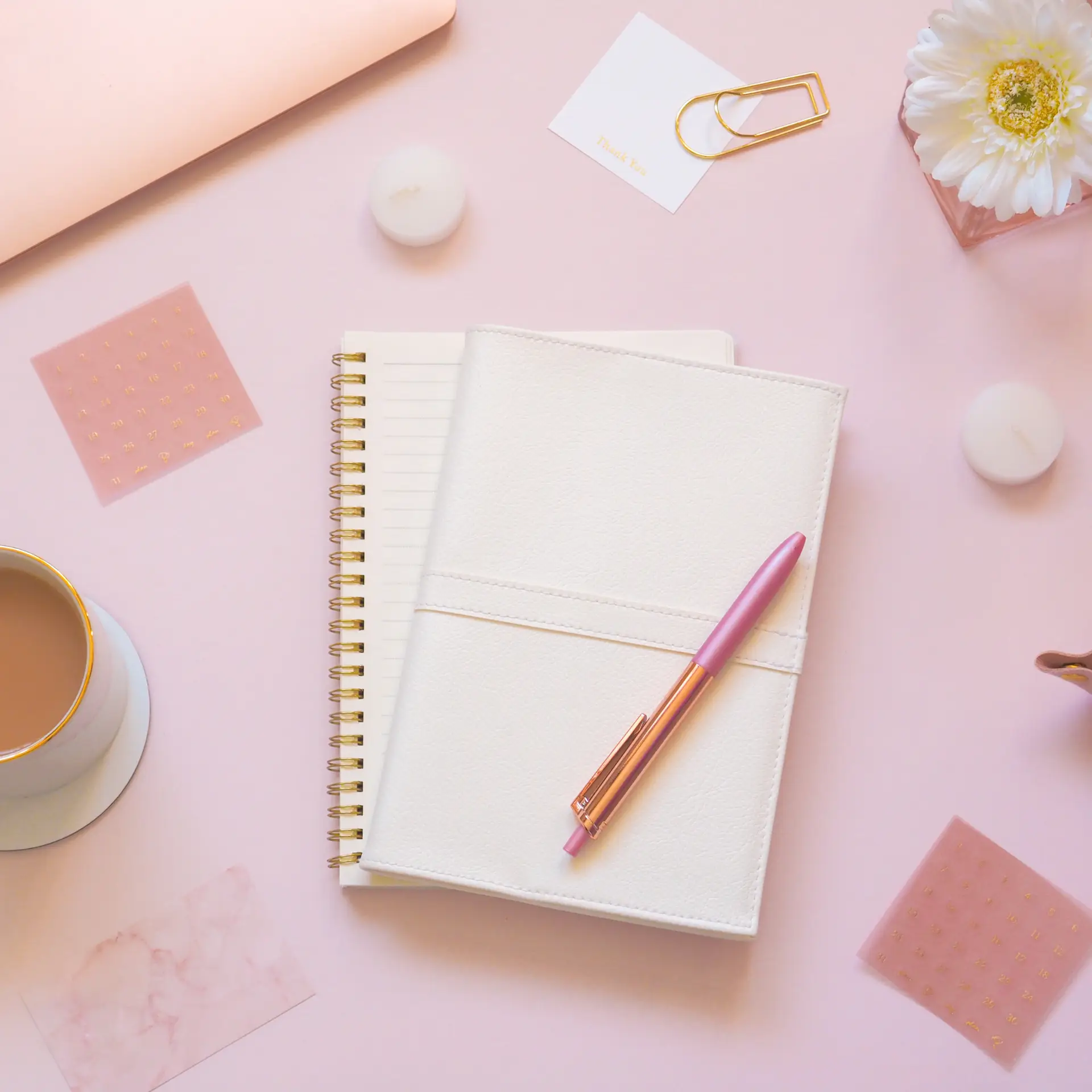 alt="Espace de travail rose poudré dédié au marketing digital pour mamans d’enfant autiste"