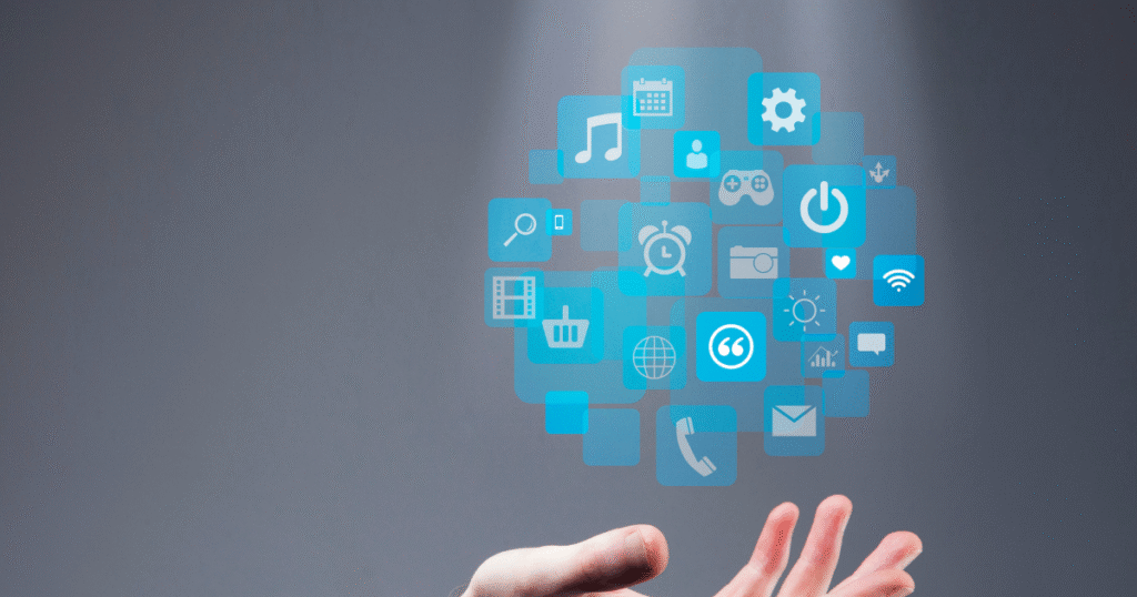 Illustration d’outils gratuits activité digitale avec une main sous un nuage d’icônes numériques