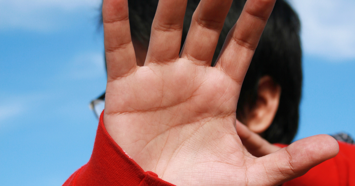 Peurs liées à la visibilité – crainte de s’exposer. Peurs liées à la visibilité, personne en noir et blanc cachant son visage par peur de se montrer.