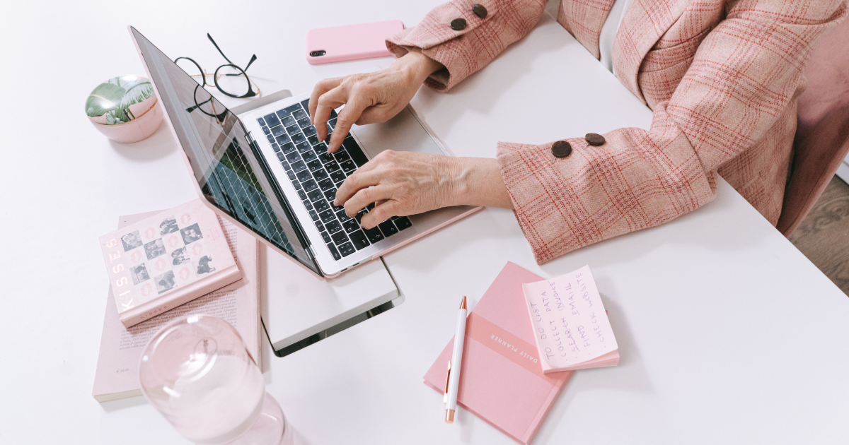 maman aidante travaillant sur son ordinateur – ebooks MRR maman aidante