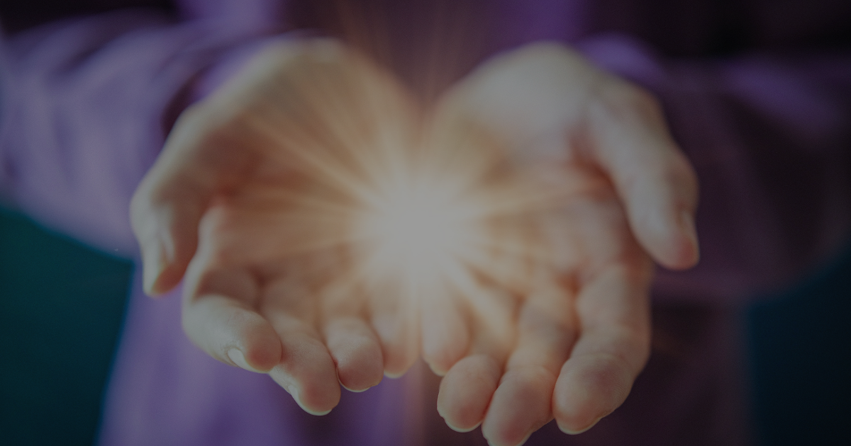 Deux mains ouvertes laissant apparaître une lumière étincelante, symbolisant comment trouver une niche rentable.