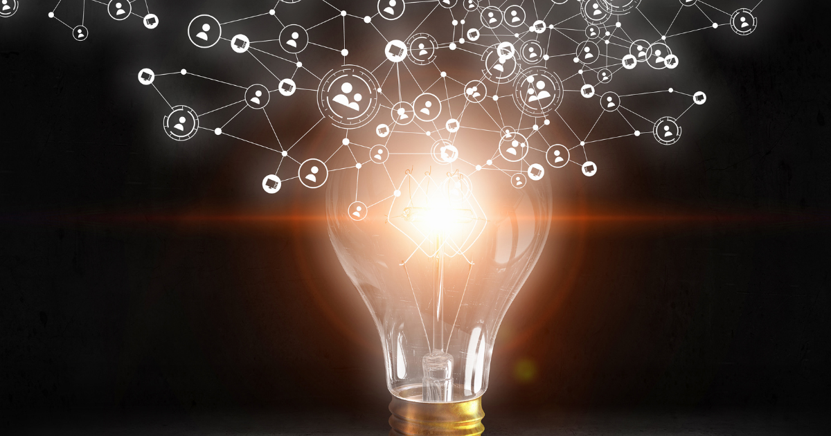 Lampe allumée symbolisant l’inspiration et des idées de business pour maman aidante