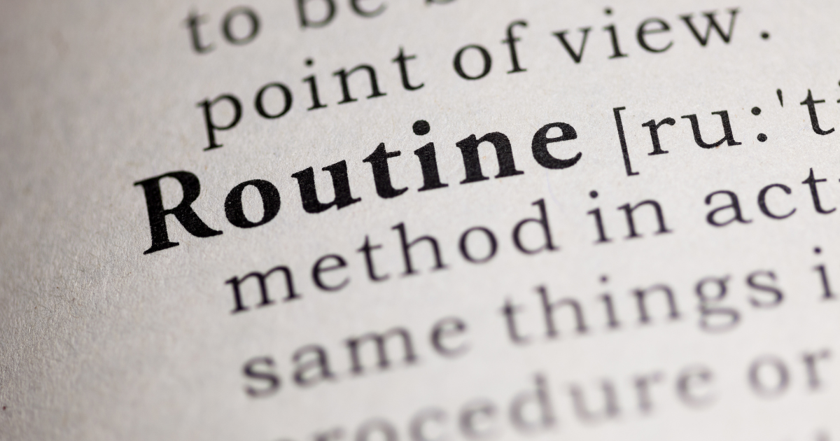 Page avec le mot routine mis en avant, symbolisant l’organisation d’une maman aidante pour son business en ligne