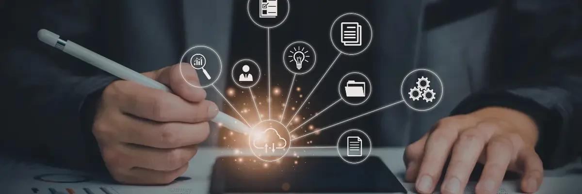 Bases business digital, personne avec un stylet face à un écran entouré d’icônes du web.