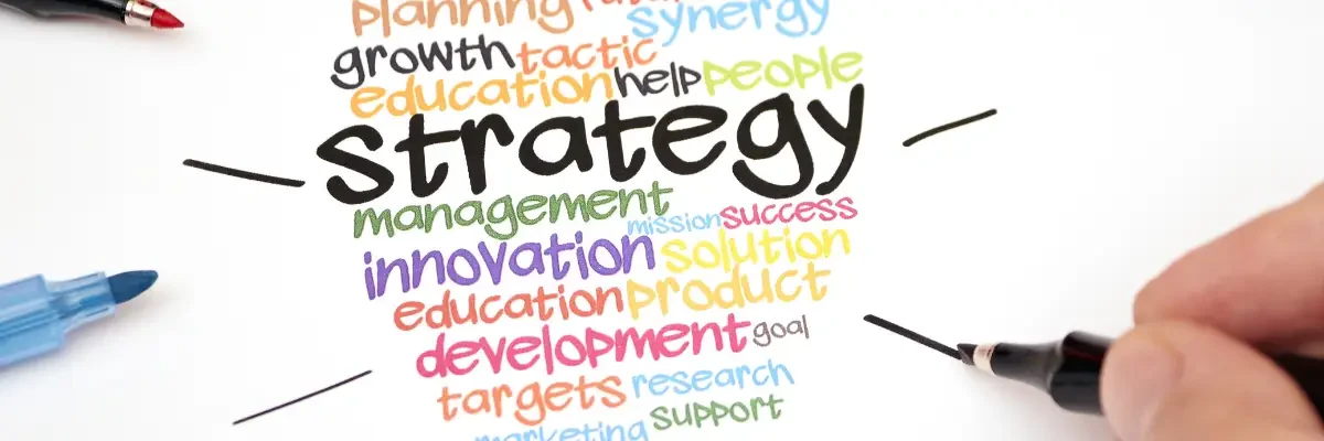 Stratégies de contenu et canaux de visibilité, affiche avec le mot strategy entouré de mots innovation, management, education, development.