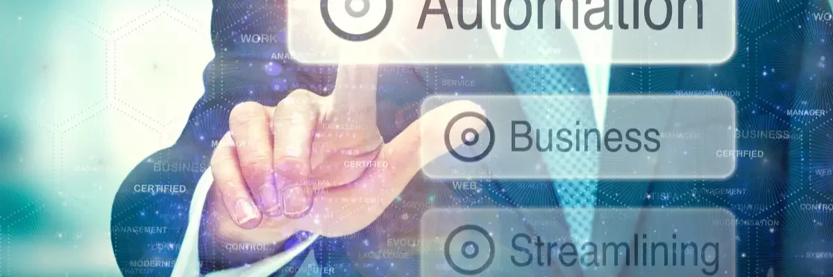 Automatiser pour optimiser son temps et son énergie, personne pointant sur un écran avec le mot automatisation.
