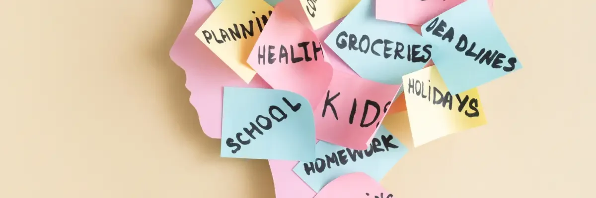 Charge mentale et organisation, tête formée de post-it submergée par les tâches d’une maman aidante.