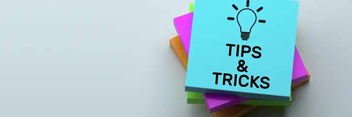 Astuces éducatives pour enfants autistes, post-it avec le mot astuces en anglais.