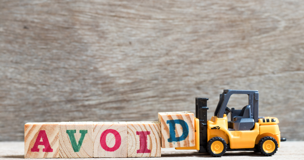 Blocs de bois alignés formant le mot Avoid, symbole des erreurs en ligne à éviter dans le digital