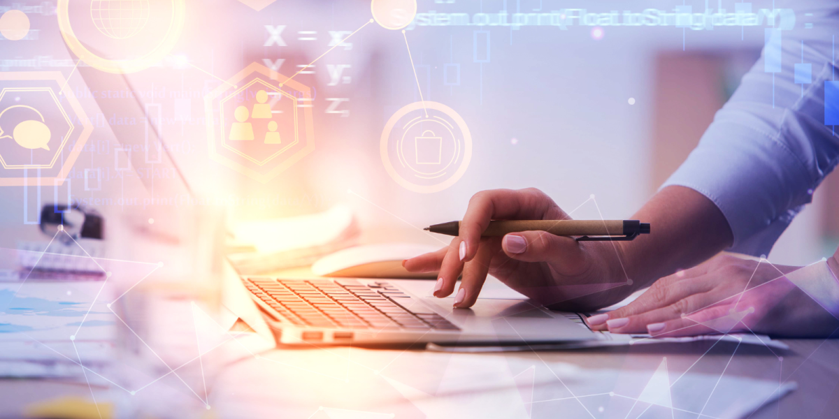 alt="maman entrepreneure travaillant sur son blog depuis chez elle"