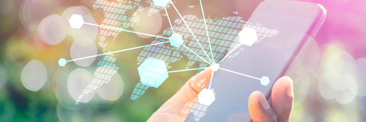 Une femme sur son smartphone apprend les bases du digital pour débutantes en explorant le web.