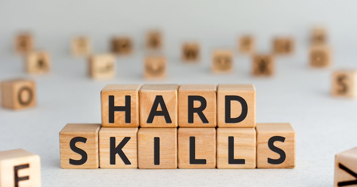 Acquérir des compétences techniques : cubes en bois formant les mots hard skills.