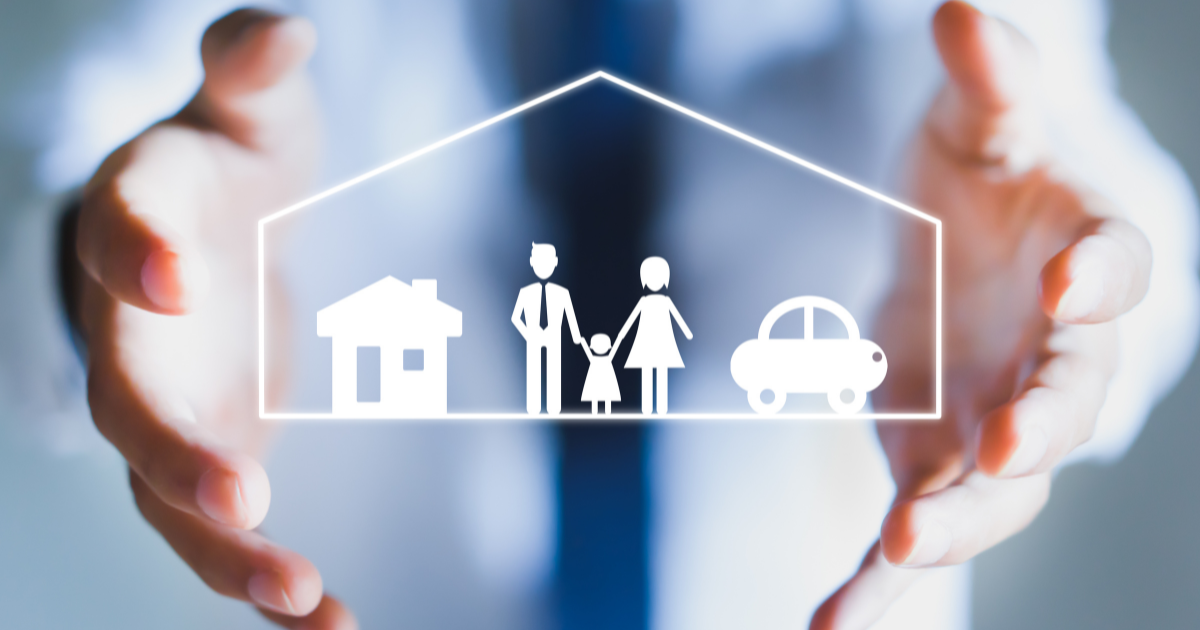 Entrepreneuriat et vie familiale atypique – mains protégeant une maison avec famille, voiture et bureau