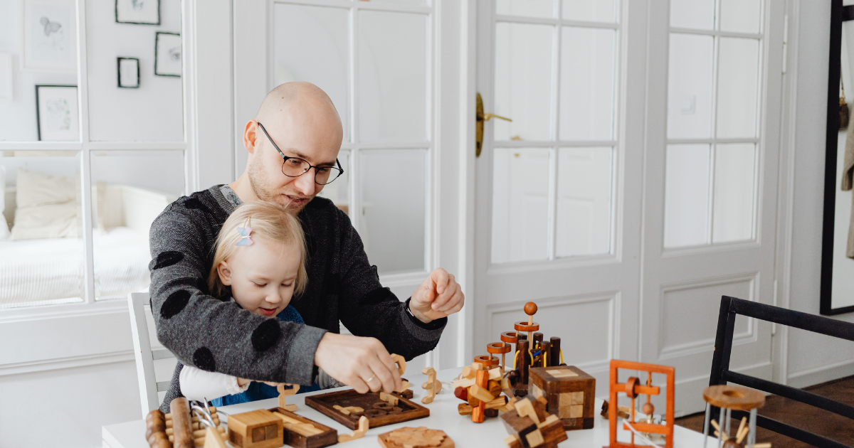 Parent travaillant à domicile pour entreprendre avec enfant TSA