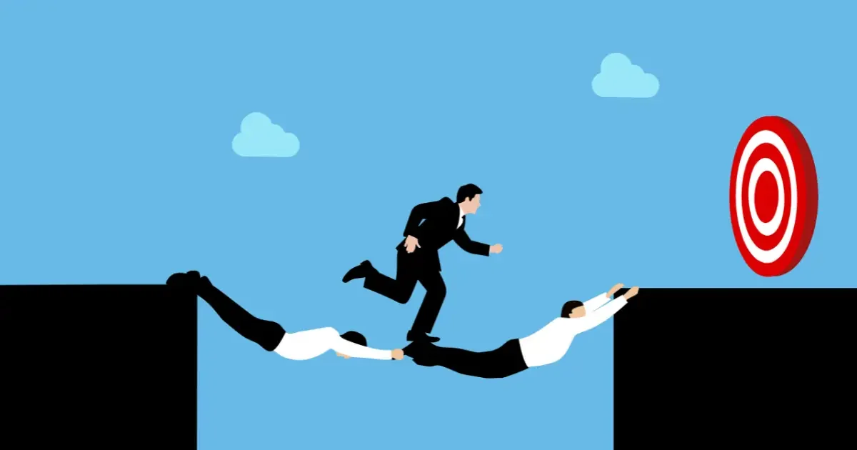 Deux personnes aident une troisième à franchir un obstacle, symbole du soutien aux mamans aidantes