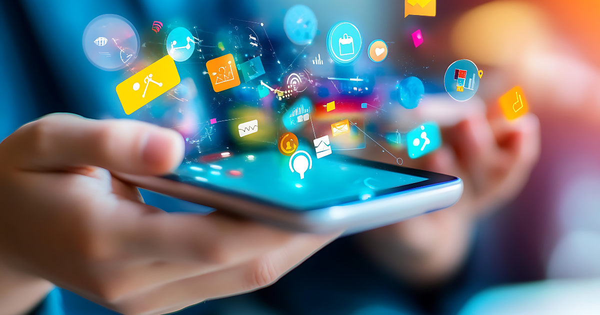 Solutions pratiques visibilité digitale illustrées par une personne utilisant son mobile pour booster sa présence en ligne