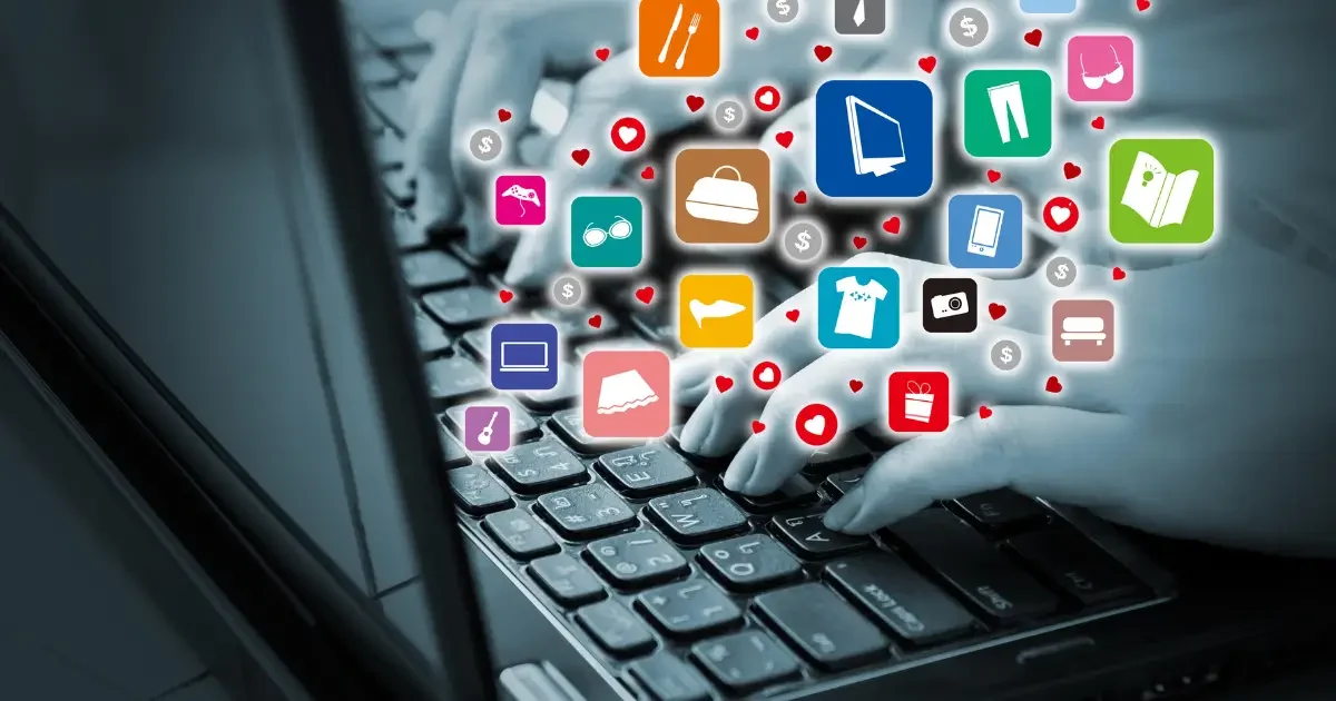 Personne tapant sur un clavier entourée d’icônes digitales, symbole de la création d’une première présence en ligne